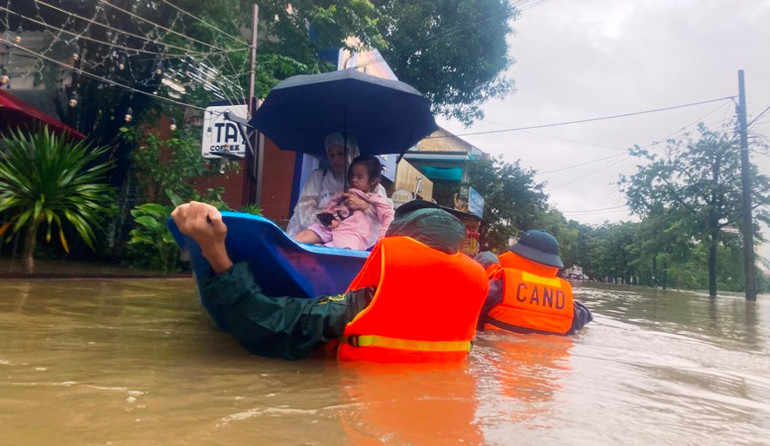 Lực lượng công an nỗ lực đưa người dân vượt lũ đến nơi an toàn.