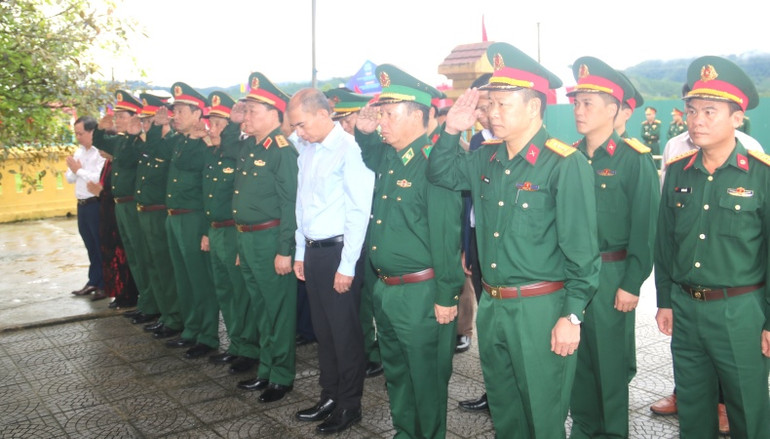 Lãnh đạo Bộ Quốc phòng cùng đại diện Văn phòng Chính phủ, các bộ, ban, ngành Trung ương và địa phương dành phút mặc niệm các Anh hùng liệt sĩ đã hy sinh vì Tổ quốc.