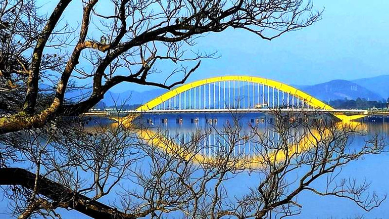 Cầu vượt sông Hương là công trình trọng điểm, không chỉ góp phần giảm tải áp lực giao thông mà còn tạo điểm nhấn cho cảnh quan đô thị Huế.