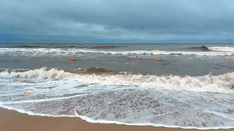 Cán bộ, chiến sĩ Trạm Ra đa 3511, Trung đoàn 351 vượt sóng, tiếp cận cứu ngư dân. (Ảnh: NGUYỄN LONG)