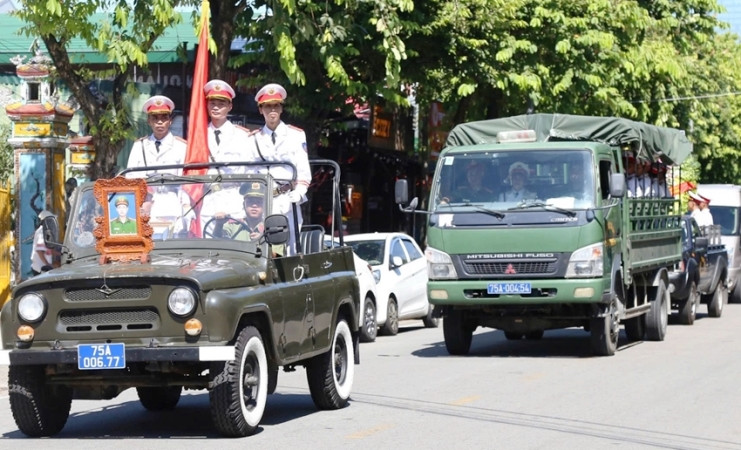 Công an tỉnh Thừa Thiên Huế tổ chức rước Bằng “Tổ quốc ghi công” về nhà Liệt sĩ, Trung tá Trần Duy Hùng. Công an tỉnh Thừa Thiên Huế tổ chức rước Bằng “Tổ quốc ghi công” về nhà Liệt sĩ, Trung tá Trần Duy Hùng.