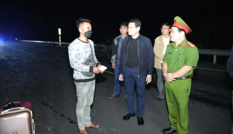 Phó Chủ tịch Ủy ban nhân dân tỉnh Thừa Thiên Huế Hoàng Hải Minh có mặt tại hiện trường để chỉ đạo công tác khắc phục hậu quả. Ảnh: CTV.