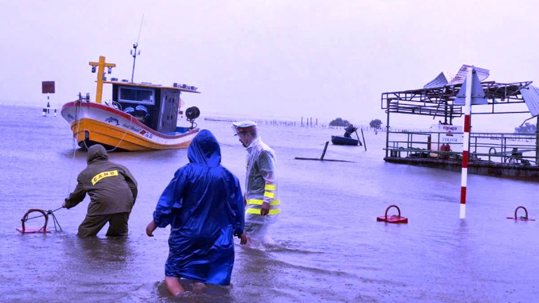 Lực lượng công an xã Quảng Ngạn (Quảng Điền) hỗ trợ di chuyển tàu, thuyền của người dân đến nơi neo đậu an toàn.
