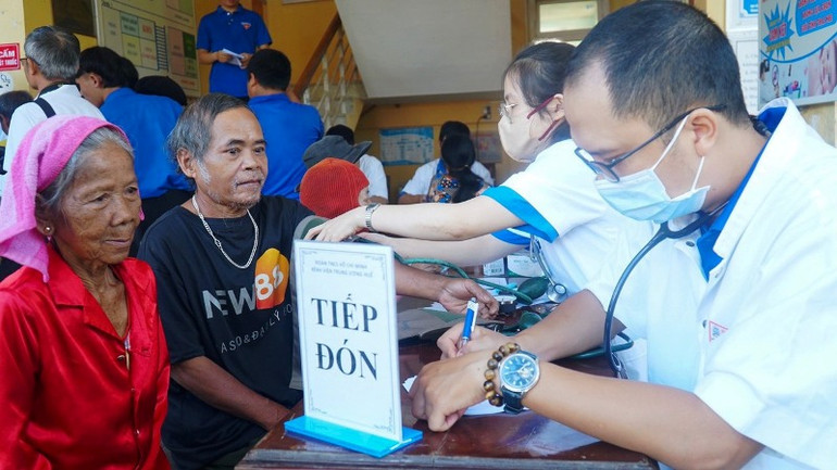 Các thầy thuốc trẻ Bệnh viện Trung ương Huế khám bệnh cho bà con thuộc đồng bào dân tộc thiểu số Cơ Tu (xã Thượng Long). Các thầy thuốc trẻ Bệnh viện Trung ương Huế khám bệnh cho bà con thuộc đồng bào dân tộc thiểu số Cơ Tu (xã Thượng Long).