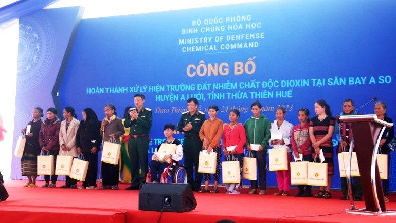 200 suất quà được tặng các gia đình chính sách, người có công cách mạng, các gia đình nạn nhân da cam, học sinh nghèo, gia đình có hoàn cảnh khó khăn trên địa bàn xã Đông Sơn.