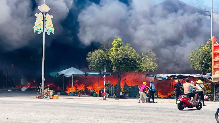 Lực lượng chức năng và các phương tiện chuyên dụng cùng người dân tích cực dập lửa.