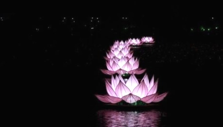 Kể từ Đại lễ Vesak năm 2008, 7 đóa sen trên sông Hương đã trở thành biểu tượng văn hóa du lịch đặc sắc trong mùa Phật đản tại Huế.