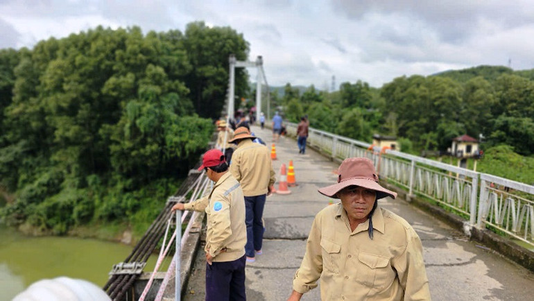 Các cơ quan chức năng đã huy động lực lượng nhân công tiến hành hàn gắn, sửa chữa vị trí lan can bị hỏng.