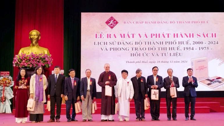 Lãnh đạo thành phố tặng sách đại diện các tôn giáo, nhân sĩ trí thức, các anh, chị trong phong trào đô thị Huế 1954-1975. Lãnh đạo thành phố tặng sách đại diện các tôn giáo, nhân sĩ trí thức, các anh, chị trong phong trào đô thị Huế 1954-1975.