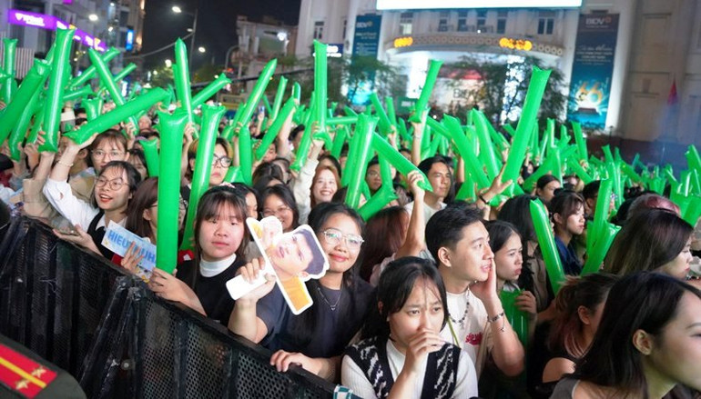 Các bạn trẻ hào hứng tham gia lễ hội.