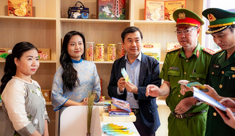 Du khách và các ban, ngành tham quan Trung tâm Thông tin và Hỗ trợ du khách tại Cảng Chân Mây. Du khách và các ban, ngành tham quan Trung tâm Thông tin và Hỗ trợ du khách tại Cảng Chân Mây.