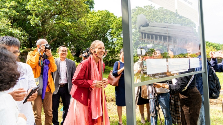 Du khách khám phá phục dựng ảo điện Phụng Tiên.