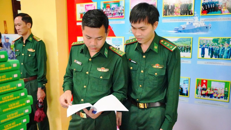 Cán bộ chiến sĩ Bộ đội Biên phòng tỉnh tham quan các bài viết xuất sắc tham gia Cuộc thi viết “Tìm hiểu về biên giới tỉnh Thừa Thiên Huế và truyền thống 60 năm Bộ đội Biên phòng Thừa Thiên Huế.