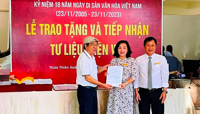Nhạc sĩ Nguyễn Việt Đức, nguyên Giám đốc Học viện Âm nhạc Huế trao tặng những ca khúc về đề tài "Bác Hồ với Huế-Huế với Bác Hồ" cho Bảo tàng.