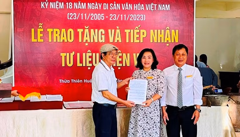 Nhạc sĩ Nguyễn Việt Đức, nguyên Giám đốc Học viện Âm nhạc Huế trao tặng những ca khúc về đề tài "Bác Hồ với Huế-Huế với Bác Hồ" cho Bảo tàng.