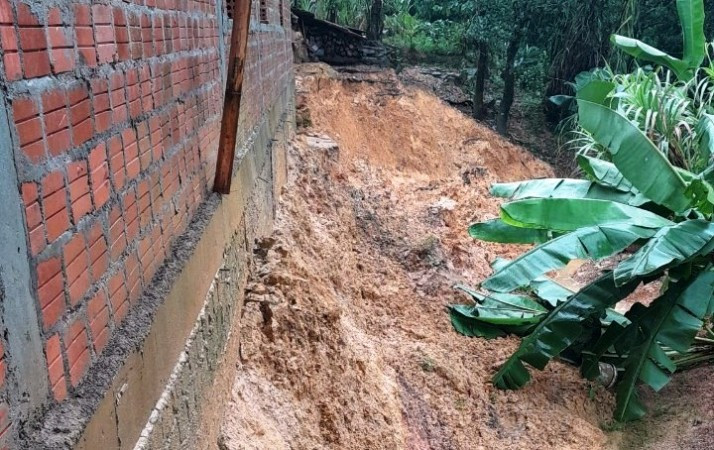 Cạnh một ngôi nhà đang xây dựng của hộ ông Hồ Non Ly, thôn Ca Cú 1, xã Hồng Vân (huyện A Lưới) bị sạt lở rất nguy hiểm.