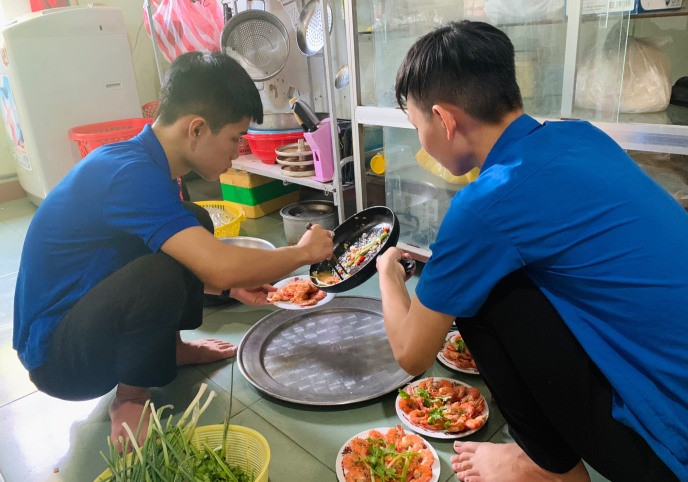 Hằng năm, cứ đến Ngày Thương binh-Liệt sĩ, các bạn trẻ ở Tỉnh đoàn Thừa Thiên Huế luân phiên chọn ra một địa điểm để tổ chức “Bữa cơm tri ân - ấm áp nghĩa tình”.