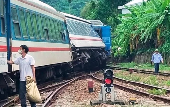 Lực lượng chức năng có mặt để xử lý sự cố nhằm sớm thông tuyến đường sắt bắc - nam trở lại.