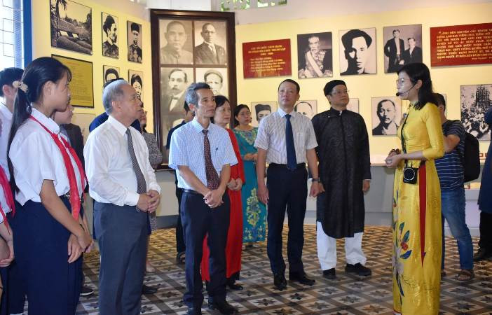 Giới thiệu không gian trưng bày về cuộc đời và sự nghiệp của chí sĩ Phan Bội Châu và các hình ảnh về tình bạn giữa chí sĩ Phan Bội Châu và Bác sĩ Asaba Sakitaro.