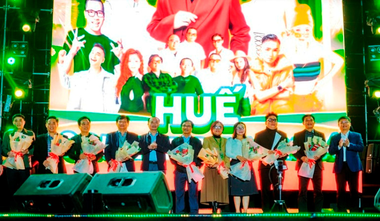 Lãnh đạo tỉnh tặng hoa cho các nhà tài trợ vào đêm chương trình nghệ thuật Countdown.