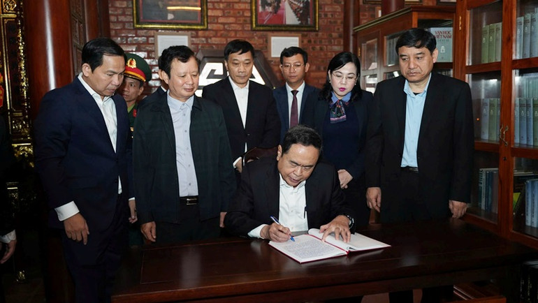 Chủ tịch Quốc hội Trần Thanh Mẫn ghi sổ lưu niệm tại Thư viện Đại tướng Lê Đức Anh.