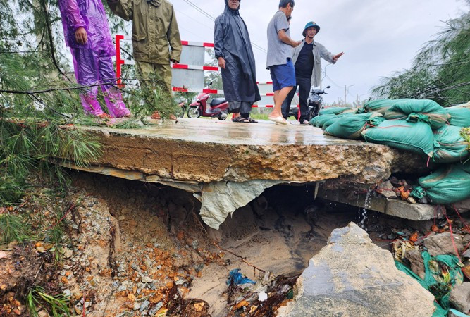 Một số điểm được gia cố tạm thời bằng bao cát, giảm dòng chảy.