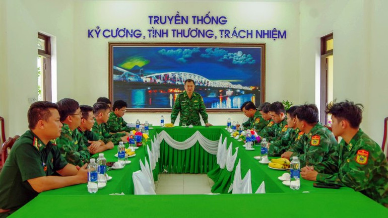 Đại tá Phạm Tùng Lâm, Bí thư Đảng uỷ, Chính uỷ Bộ đội Biên phòng tỉnh kết luận tại buổi kiểm tra tại Đồn Biên phòng cửa khẩu Hồng Vân. (Ảnh: Võ Tiến) Đại tá Phạm Tùng Lâm, Bí thư Đảng uỷ, Chính uỷ Bộ đội Biên phòng tỉnh kết luận tại buổi kiểm tra tại Đồn Biên phòng cửa khẩu Hồng Vân. (Ảnh: Võ Tiến)
