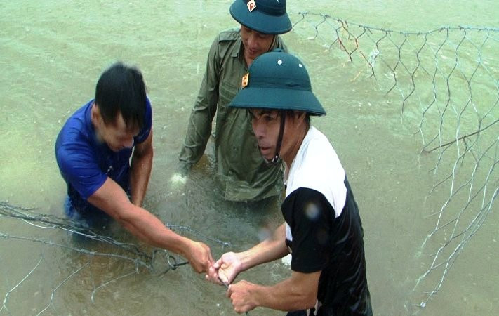 Cán bộ, chiến sĩ quân đội cùng các lực lượng địa phương phải ngâm mình dưới nước, nguy hiểm đến tính mạng.