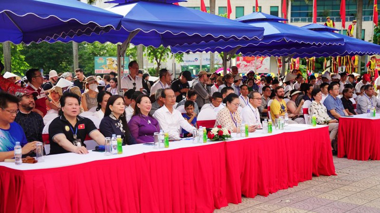 Lãnh đạo tỉnh, thành phố và các ban, ngành cùng đông đảo du khách và người dân địa phương tham gia khai mạc lễ hội.