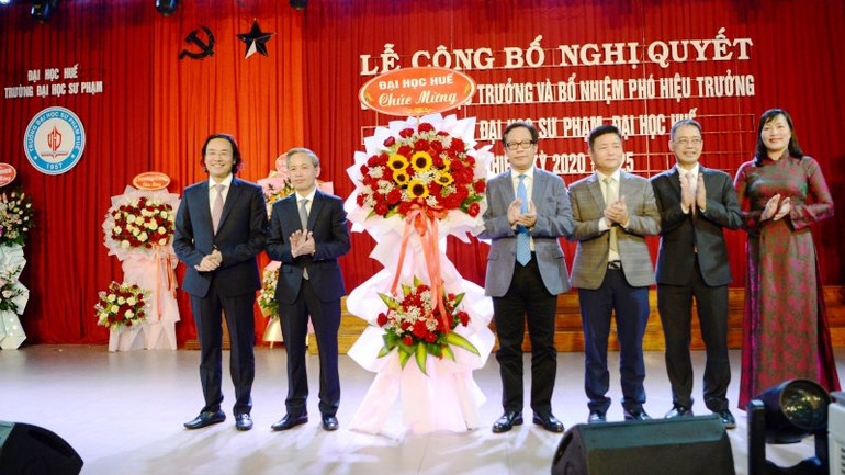 Lãnh đạo Đại học Huế (phải) chúc mừng tân Hiệu trưởng, Phó Hiệu trưởng Trường đại học Sư phạm, Đại học Huế.