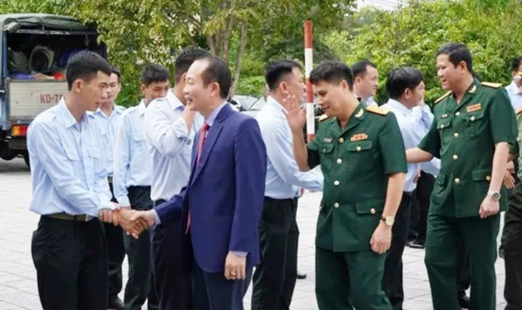 Phó Chủ tịch Ủy ban nhân dân tỉnh Phan Quý Phương tiễn các cán bộ, chiến sĩ Đội 192 lên đường làm nhiệm vụ.