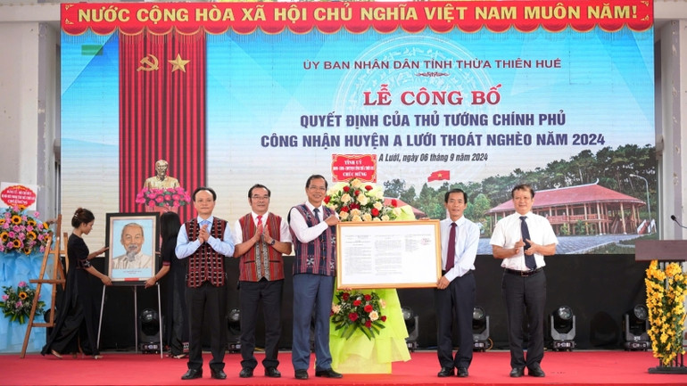 Lãnh đạo tỉnh Thừa Thiên Huế trao Quyết định của Thủ tướng Chính phủ công nhận huyện A Lưới thoát nghèo năm 2024, ngày 6/9/2024. (Ảnh: CÔNG HẬU - LÊ CƯỜNG)