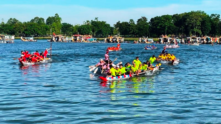 Tranh tài quyết liệt khi xuất phát ra vè giữa sông.