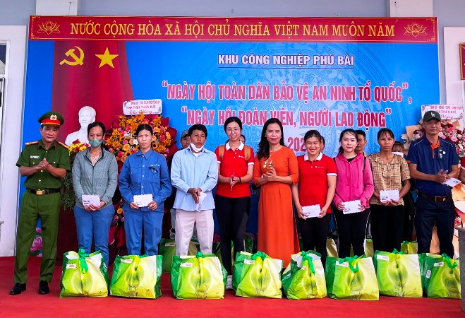 Ban tổ chức còn tặng quà và túi an sinh cho người lao động.