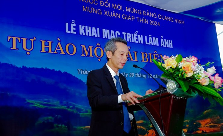 Đồng chí Trưởng Ban Tuyên giáo Tỉnh ủy Thừa Thiên Huế Hoàng Khánh Hùng phát biểu khai mạc triển lãm.