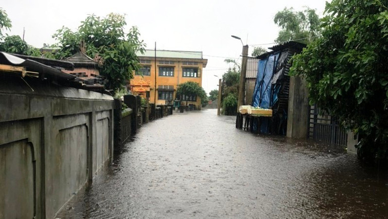 Nước lũ dâng khiến học sinh nhiều trường ở huyện Phong Điền phải nghỉ học. (Ảnh: CTV) Nước lũ dâng khiến học sinh nhiều trường ở huyện Phong Điền phải nghỉ học. (Ảnh: CTV)