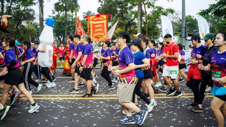 Sôi động Giải VnExpress Marathon Huế 2025 ảnh 18