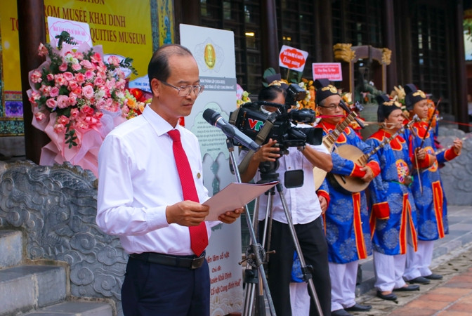 Giám đốc Trung tâm Bảo tồn di tích cố đô Huế Hoàng Việt Trung phát biểu tại triển lãm.