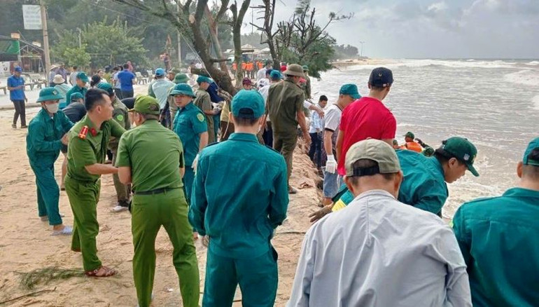 Hơn 300 người tham dự khắc phục gia cố đoạn sạt lở bằng đá và trải bạc.