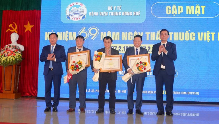 Trao Bằng khen của Chủ tịch Ủy ban nhân nhân tỉnh Hà Tĩnh cho 3 cá nhân có nhiều đóng góp trong công tác bảo vệ và chăm sóc sức khỏe cho nhân dân.