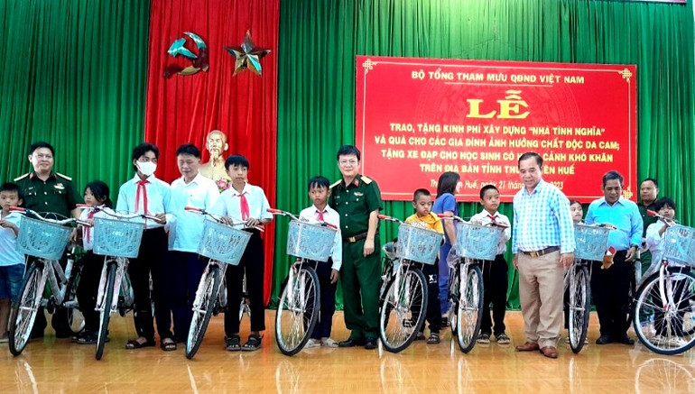 Trao tặng xe đạp cho các em học sinh hoàn cảnh khó khăn.