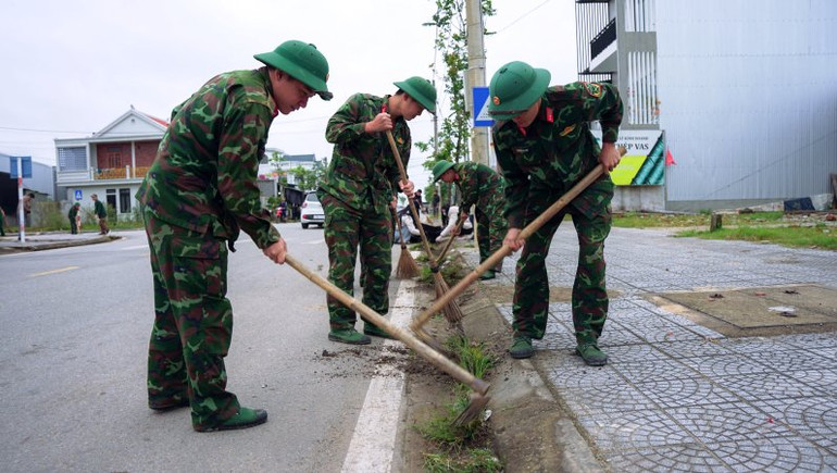 Lực lượng vũ trang tham gia làm sạch các đường phố.