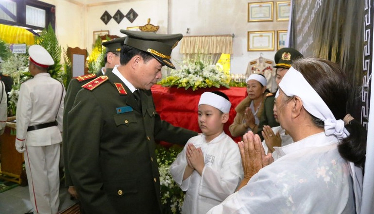 Thứ trưởng Lê Quốc Hùng động viên, sẻ chia những mất mát to lớn của gia đình Trung tá Trần Duy Hùng. Thứ trưởng Lê Quốc Hùng động viên, sẻ chia những mất mát to lớn của gia đình Trung tá Trần Duy Hùng.