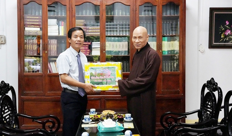 Chủ tịch Ủy ban nhân dân tỉnh Nguyễn Văn Phương thăm, chúc mừng Hòa thượng Thích Giác Quang, Phó Pháp chủ Hội đồng Chứng minh Giáo hội Phật giáo Việt Nam. (Ảnh: NM)
