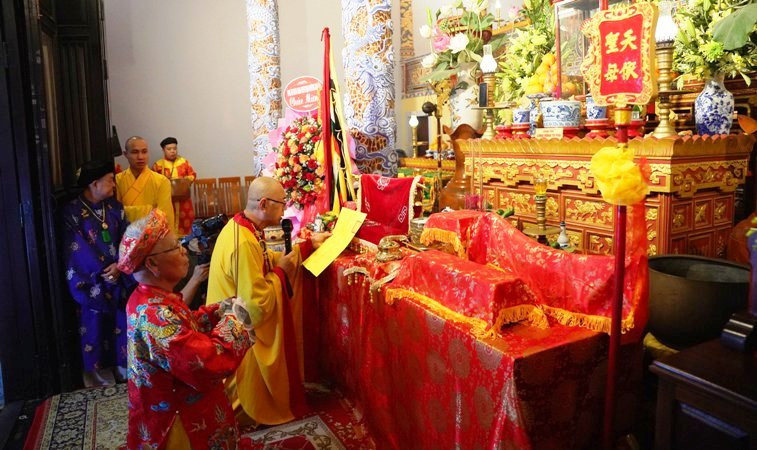 Từ sáng sớm, Ban tổ chức tiến hành lễ cáo Thánh đường Thiên Tiên Thánh giáo.