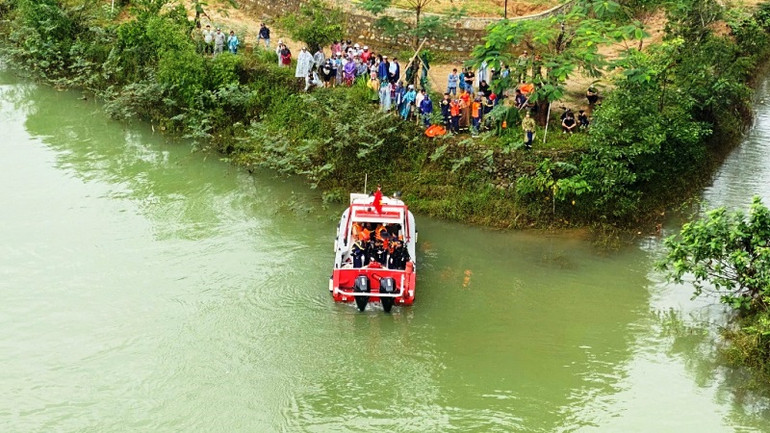 Lực lượng cứu nạn, cứu hộ Công an tỉnh Thừa Thiên Huế đẩy nhanh tiến độ tìm kiếm các nạn nhân mất tích.