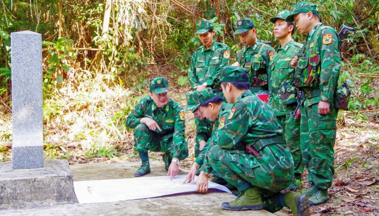 Đoàn công tác kiểm tra, đối chiếu đường biên giới trên bản đồ và thực địa tại mốc quốc giới 667. (Ảnh: Võ Tiến) Đoàn công tác kiểm tra, đối chiếu đường biên giới trên bản đồ và thực địa tại mốc quốc giới 667. (Ảnh: Võ Tiến)