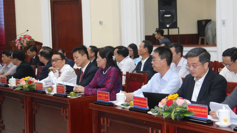 Lãnh đạo và nguyên lãnh đạo Đại học Huế cùng các trường, đơn vị thành viên tham dự buổi làm việc.