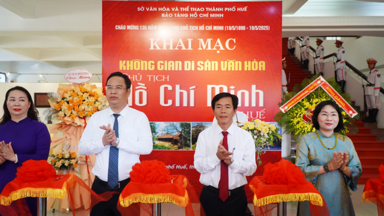 Lãnh đạo thành phố cắt băng khai mạc triển lãm “Không gian di sản văn hóa Chủ tịch Hồ Chí Minh ở Huế”.