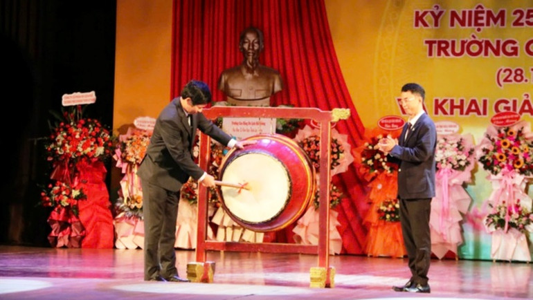 Thứ trưởng Văn hóa, Thể thao và Du lịch Hồ An Phong đánh trống khai giảng năm học mới 2024-2025 của Trường Cao đẳng Du lịch Huế.